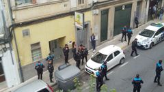 Hasta una docena de agentes se personaron en el lugar
