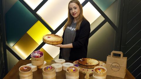 Detr�s de Chizu, el  proyecto dulce de Nikko, est� Laura Sobrino, cocinera del equipo  que lleg� a la gastronom�a desde otros caminos. Fue profesora de primaria, trabaj� en el sector de la moda masculina y se acerc� a la cocina desde la curiosidad y el aprendizaje autodidacta. Su mirada fue clave para detectar la oportunidad, aunque insiste en que Chizu es un trabajo colectivo.