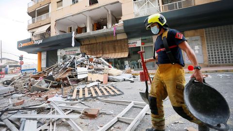 Los bomberos retiran los escombros tras la gran explosi�n registrada la madrugada del jueves en una vivienda de Torrevieja, Alicante