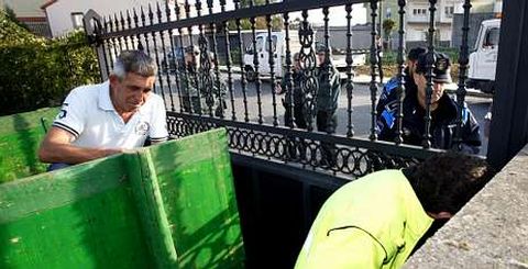 Varela Rey, subido a su tractor mientras un operario fuerza el portal bajo la mirada de varios agentes de Polic�a y Guardia Civil.