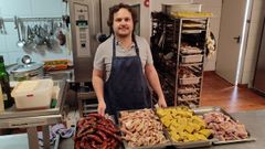 Jorge Jurjo muestra algunos de los ingredientes de los men�s que varios locales servir�n este fin de semana en Mazaricos