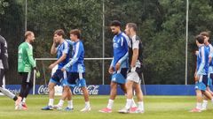 Chris Ramos habla con Diego Cervero antes del entrenamiento del Real Oviedo