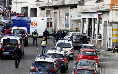 <span lang= es-es >Despu�s del tiroteo</span>. La polic�a toma la calle y examina la zona tras el atraco mortal del d�a . 