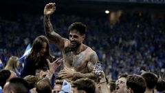 El defensa del Oviedo David Costas celebra con la aficin el ascenso a Primera Divisin