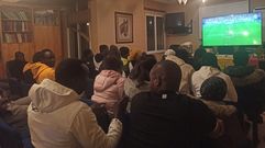 Aficionados de Senegal viendo juntos el partido de su selecci�n contra la escuadra inglesa el domingo en Pontevedra.
