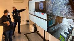 El concejal de Seguridade, Germ�n Costoya, y el jefe de la Polic�a Local de Ferrol comprueban el funcionamiento de las nuevas videoc�maras de la plaza de Armas en la gran pantalla instalada en el cuartel de San Xo�n