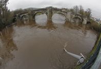 El cauce del r�o Ulla, a su paso por Pontevea (Teo) baja cerca del l�mite. 