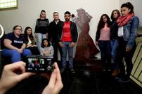 Pueden parecer muchos, pero los voluntarios de Valga que el pasado jueves posaron para La Voz son solo una peque�a representaci�n del medio centenar de personas que colabora con el Concello. 