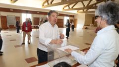 Votaci�n del candidato del BNG a la alcald�a de Pontevedra, Miguel Anxo Fern�ndez Lores, en el colegio de Marc�n