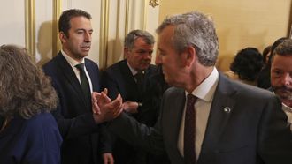 Alfonso Rueda saluda al exconselleiro Alfonso Villares un d�a despu�s de que presentase su dimisi�n.