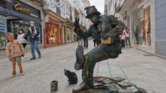 Hombre estatua en la calle Real