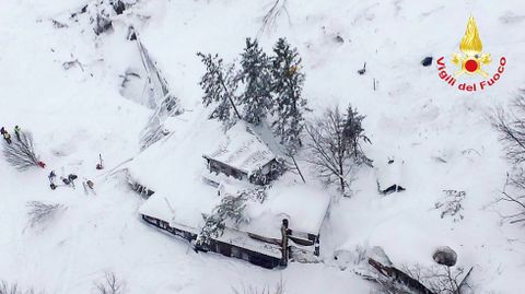 Imagen a�rea del establecimiento hotelero, casi totalmente cubierto de nieve tras el alud. 