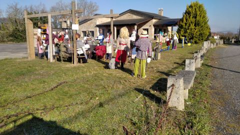 Grupo de comadres junto al local social de la parroquia de Anllo Santo Estevo