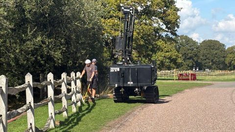 Unos obreros instalando las vallas de seguridad de Forest Lodge en las semanas previas a la mudanza de Guillermo.