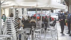 Policía Local en una calle de terrazas de Ferrol