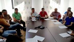 Pablo Garc�a y Roman Santalla presidiendo la mesa del comit� comarcal de Uni�ns Agrarias, ayer en Lal�n
