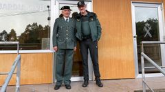 Antonio Javier Garca Cortizo estuvo acompaado de su padre durante el acto de despedida por su jubilacin celebrado en el cuartel de Noia