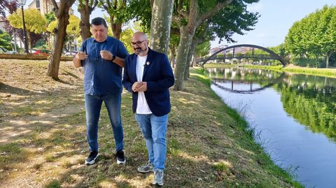 Emilio S�nchez y Efr�n Castro, este viernes en el paseo del Malec�n de Monforte