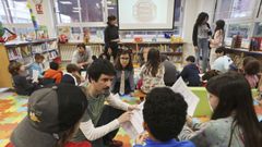 El fisioterapeuta Guillermo Bilbao, el pasado curso, durante una de las sesiones del programa con alumnos de primaria del CEP Campolongo, en Pontevedra