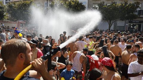 La batucada incluyó fiesta del agua.