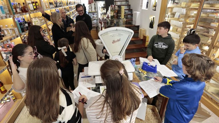 En imagen, escolares del CEP Lois Tob�o de Viveiro este martes en Casa Chao durante la visita que realizaron a comercios antiguos del centro hist�rico