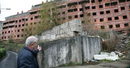 Un vecino avisa del peligro de un muro en al camino de A Veiga. 