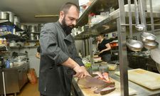 Jose Blanco lleva las riendas y los fogones de La Solana junto a Diego Rodr�guez. 