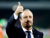 Ben�tez saluda a los aficonados del N�poles tras clasiifcar al equipo para la final de la Copa.