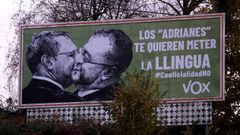 Valla publicitaria del partido Vox para explicitar su oposicin a la oficialidad del asturiano en la que se puede ver al presidente del Principado, Adrin Barbn, y al secretario general y portavoz parlamentario de Foro, Adrin Pumares, besndose