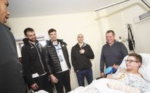 Un grupo de jugadores visit� a los ni�os ingresados en el Materno. 