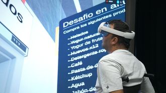 Manu, usuario de la rehabilitacin Supermercado 4.0 instalada en el CITIC.