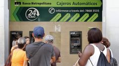 Cubano hacen cola en un cajero de La Habana.