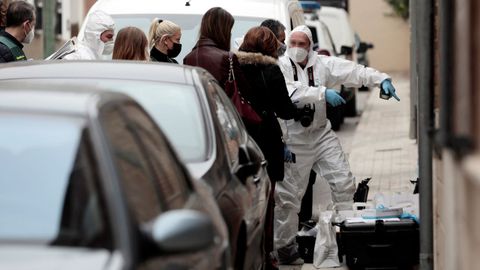 Agentes de la Guardia Civil, en la casa de B�tera donde apareci� el cad�ver