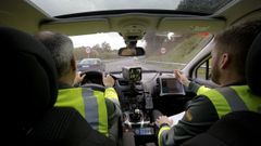 RADAR M�VIL. Este es uno de los  coches patrulla de la Guardia Civil equipados con radar que vigilan las carreteras gallegas este verano