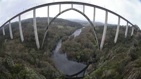 Vistas desde la antigua via del ferrocarril en Gundián, en Vedra