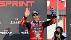 Marc M�rquez celebrando el trofeo de la carrera esprint.