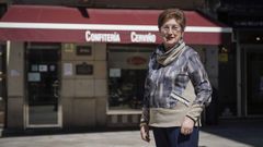 Mar�a Jos� Cervi�o, ante la confiter�a familiar, en la calle Mosquera de O Carballi�o.