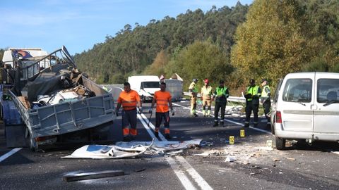 Accidente en el corredor Santiago-Noia, a la altura de Brión, con un muerto y dos heridos al chocar dos camiones y un coche