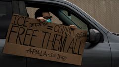 Un manifestante con un cartel con el lema  Detencin de ICE = Sentencia de muerte COVID19 en el Centro de Detencin de Otay Mesa, en San Diego