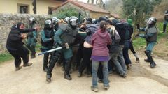 Intervenci�n de la Guardia Civil, durante el desalojo de la Casona de Ronz�n