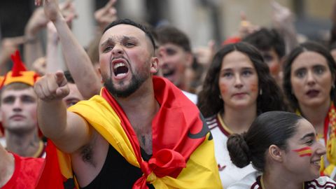  Aficionados esperan en la Plaza de la Catedral de Oviedo para seguir la final del mundial 2026