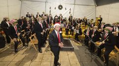 La Banda Municipal, durante la apertura de la Navidad en la carpa de la Praza de Carballo