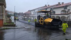 Trabajos de pavimentaci�n en Corcubi�n