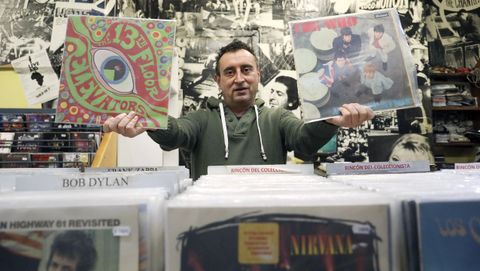 Yago Costoya, el due�o de Disco Precio, la tienda de vinilos de la calle Santiago de Chile, muestra con orgullo dos primeras ediciones. �De estas hay pocas�, aclara con  entusiasmo. �No me veo como un empresario. Es un lujo trabajar en lo que te gusta, venir pensando qu� disco pongo hoy�, enfatiza