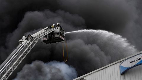 Los Bomberos de Asturias intentan sofocar un incendio que se ha declarado este lunes en una planta reciclaje en Fonciello, en el concejo de Llanera