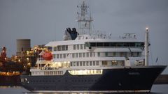 El crucero MV Hondius fondea cerca del puerto de Granadilla.