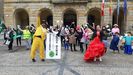 La comitiva de Nuevo Roces, en la plaza Mayor