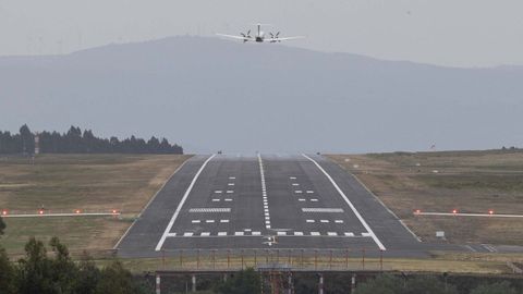 Una aeronave sobrevuela el s�bado 23 de mayo la renovada pista del aeropuerto de Santiago para realizar las pruebas de calibraci�n previas a la reapertura de la terminal el jueves 28