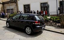 El coche de �urea Soto, aparcado justo enfrente de la estatua.