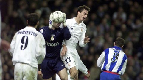 Paco Pavón, en un duelo con Molina en el Real Madrid-Deportivo de la temporada 2001-2002.